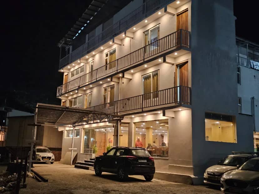 HOTEL PINNACLE PEAKS Facade
