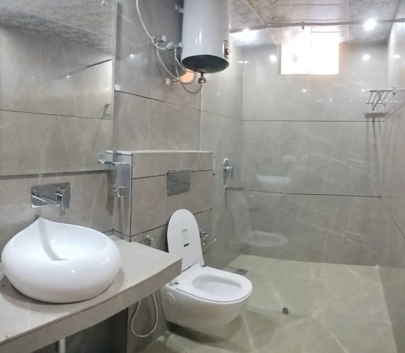 DLS Ark Holiday Inn Washroom