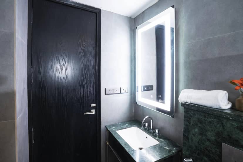 Foxoso Hotel, Delhi Airport Washroom