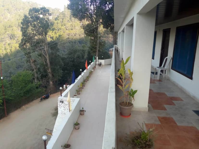 Hotel Kausani Retreat Entrance
