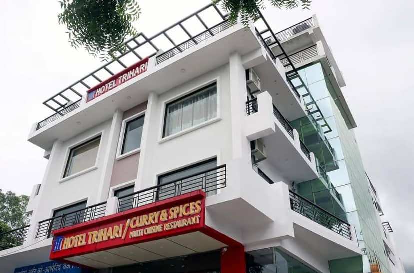 HOTEL TRIHARI Entrance