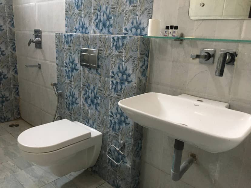 HOTEL TRIHARI Washroom